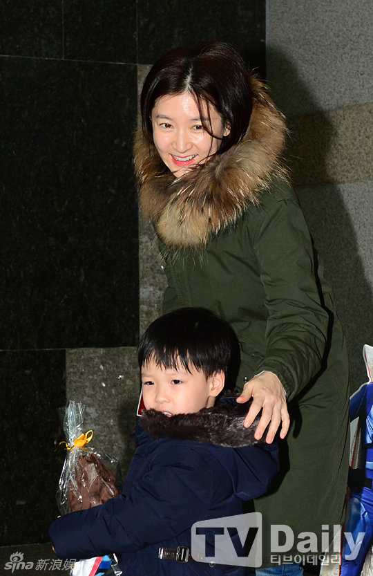 Hai con sinh đôi của Lee Young Ae "khó đăm đăm" trước ống kính 10
