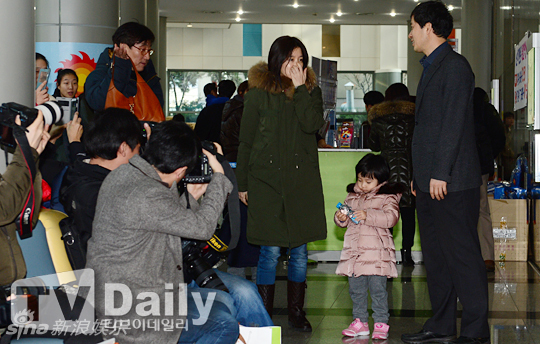 Hai con sinh đôi của Lee Young Ae "khó đăm đăm" trước ống kính 11