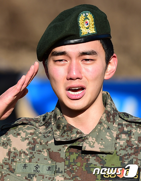 Yoo Seung Ho cực điển trai, khóc nức nở trong ngày xuất ngũ 6