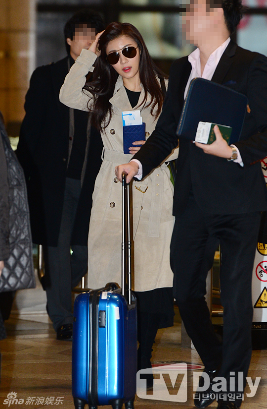 Ha Ji Won xuất hiện nổi bật ở sân bay dù bận rộn 2