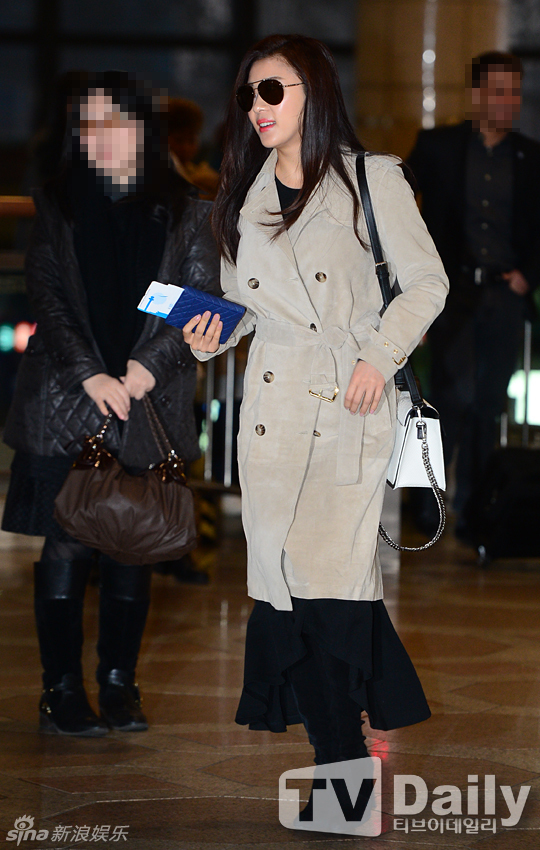 Ha Ji Won xuất hiện nổi bật ở sân bay dù bận rộn 3