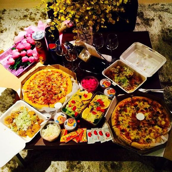 Hyomin trầm trồ trước hoa sen Việt, khoe ảnh T-ara ăn pizza đêm 8