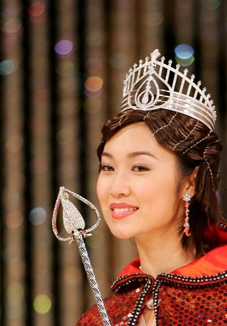 Tình sử cặp kè moi tiền đại gia của Hoa hậu Hồng Kông 1