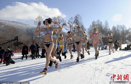 Trung Quốc: Những cô nàng mặc bikini thi... trượt tuyết 3