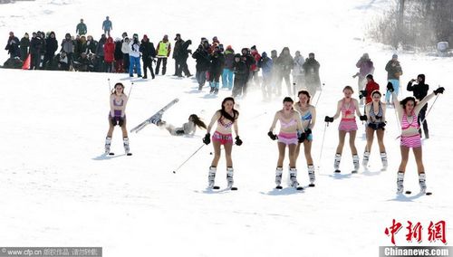 Trung Quốc: Những cô nàng mặc bikini thi... trượt tuyết 4