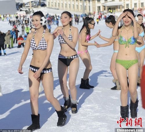 Trung Quốc: Những cô nàng mặc bikini thi... trượt tuyết 1