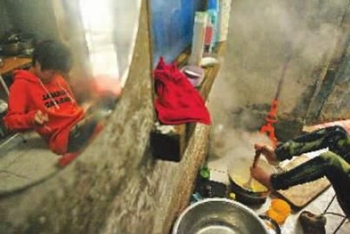 X&uacute;c động c&ocirc; g&aacute;i chăm s&oacute;c mẹ m&ugrave; l&ograve;a bằng đ&ocirc;i ch&acirc;n suốt 6 năm qua 4