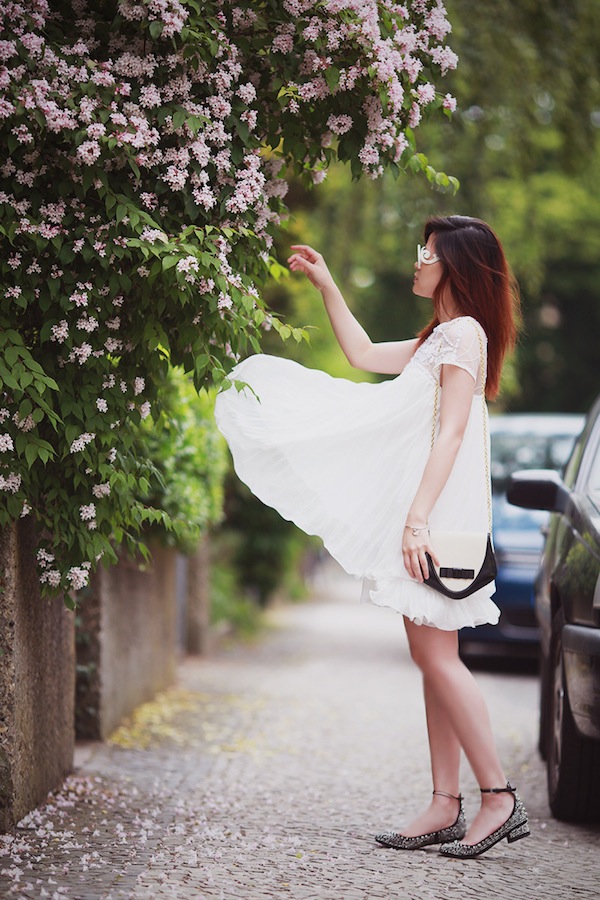 Ngọt ngào và bay bổng ngày hè với little white dress 3