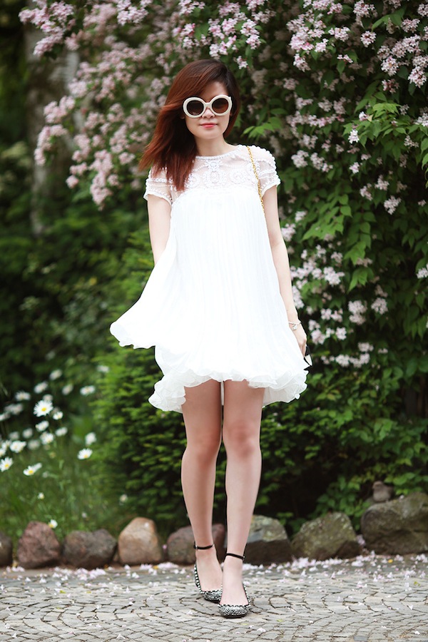 Ngọt ngào và bay bổng ngày hè với little white dress 2