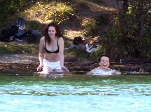 Kristen Stewart gặp rắc rối với chiếc quần bơi "phản chủ" 5