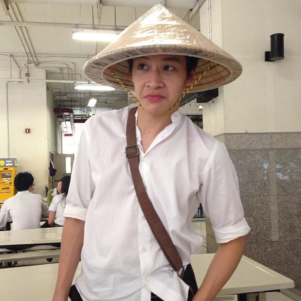 Phu (Tuổi nổi loạn) khoe ảnh đội nón lá Việt Nam trong lớp học 2