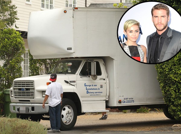 Miley Cyrus dính nghi án hẹn hò nhà sản xuất nhạc 9
