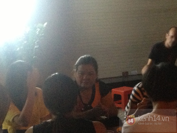 Mẹ Quang Anh giản dị đi ăn cùng fan của con trai sau chiến thắng 2