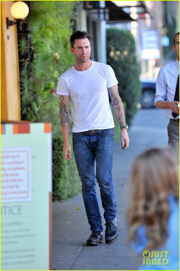 Adam Levine đi ăn tối ra mắt bố mẹ vợ tương lai 1