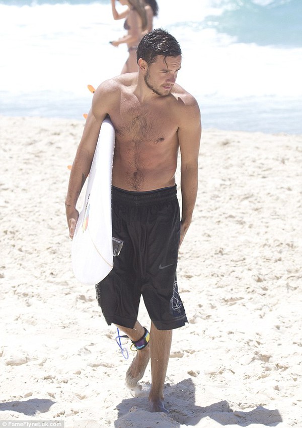 Liam (1D) khiến fan ph&aacute;t sốt v&igrave; cơ bụng quyến rũ 7