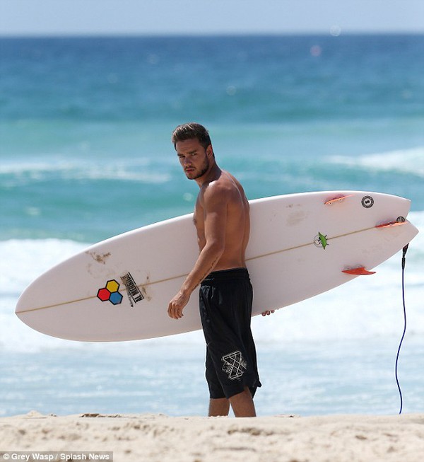 Liam (1D) khiến fan ph&aacute;t sốt v&igrave; cơ bụng quyến rũ 1