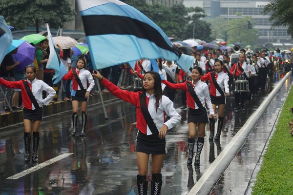 Người dân Philippines đội mưa đón Tân Hoa hậu Thế giới 5