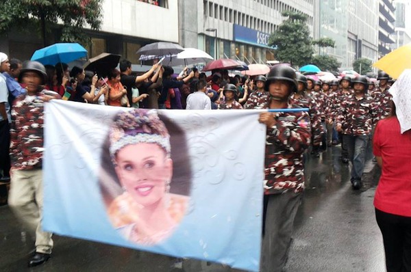 Người dân Philippines đội mưa đón Tân Hoa hậu Thế giới 6