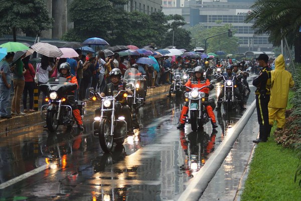 Người dân Philippines đội mưa đón Tân Hoa hậu Thế giới 3