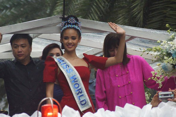 Người dân Philippines đội mưa đón Tân Hoa hậu Thế giới 8