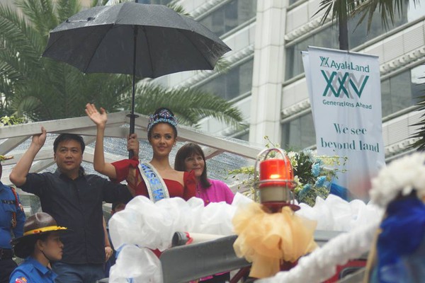 Người dân Philippines đội mưa đón Tân Hoa hậu Thế giới 9