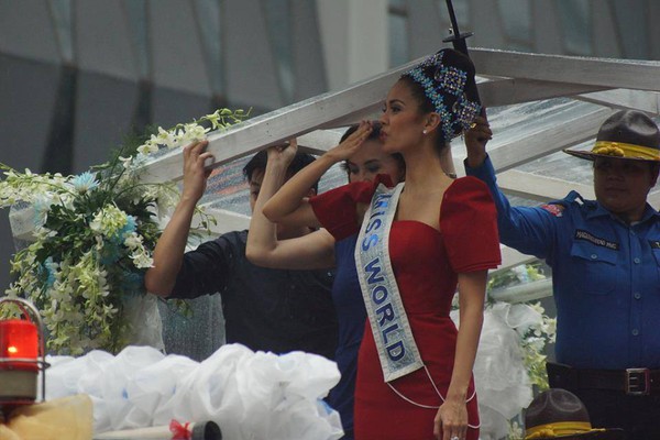 Người dân Philippines đội mưa đón Tân Hoa hậu Thế giới 11