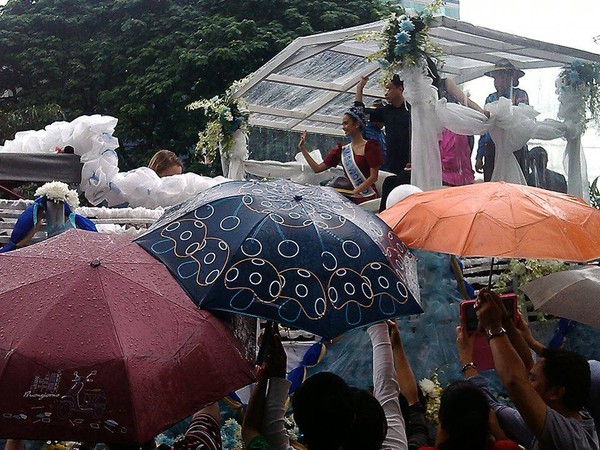Người dân Philippines đội mưa đón Tân Hoa hậu Thế giới 12