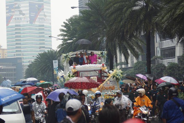Người dân Philippines đội mưa đón Tân Hoa hậu Thế giới 13