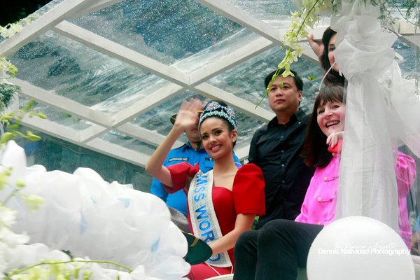 Người dân Philippines đội mưa đón Tân Hoa hậu Thế giới 1