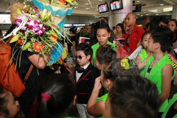 Vừa đến Việt Nam, PSY nhí đã gây náo loạn ở sân bay 5