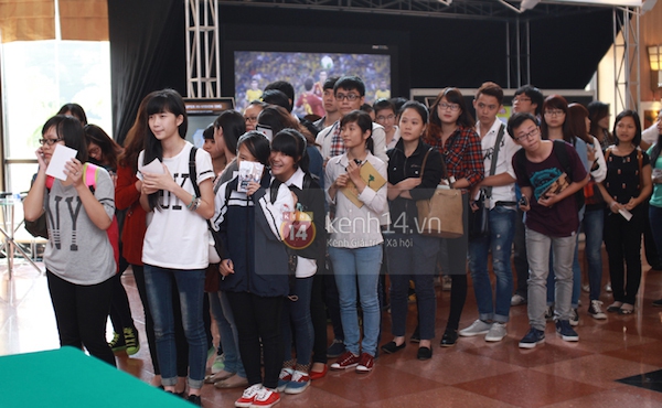 Fan Việt sung sướng vì được ôm và chụp hình cùng SISTAR 1