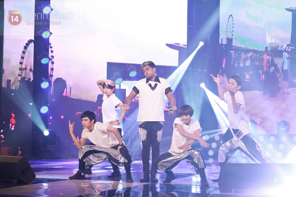 SISTAR, Văn Mai Hương "ch&aacute;y hết m&igrave;nh" c&ugrave;ng kh&aacute;n giả Việt 30