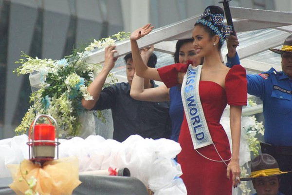 Người dân Philippines đội mưa đón Tân Hoa hậu Thế giới 2
