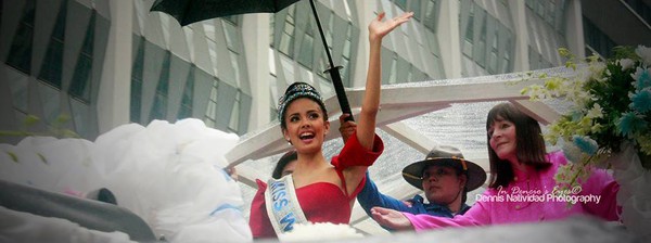 Người dân Philippines đội mưa đón Tân Hoa hậu Thế giới 10