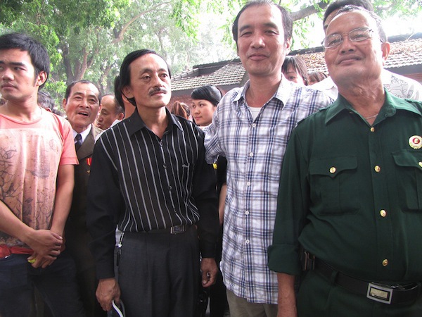 Nghệ sĩ Việt lặng lẽ đến viếng Đại Tướng Võ Nguyên Giáp vào cuối ngày 5