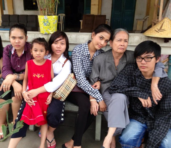 Loạt ảnh Trương Thị May ấm áp bên mẹ và 4 người em  9