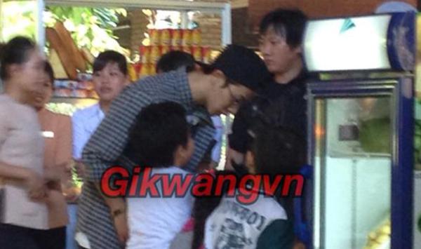 Ki Kwang (BEAST) giản dị mua kem ở Vũng T&agrave;u 6