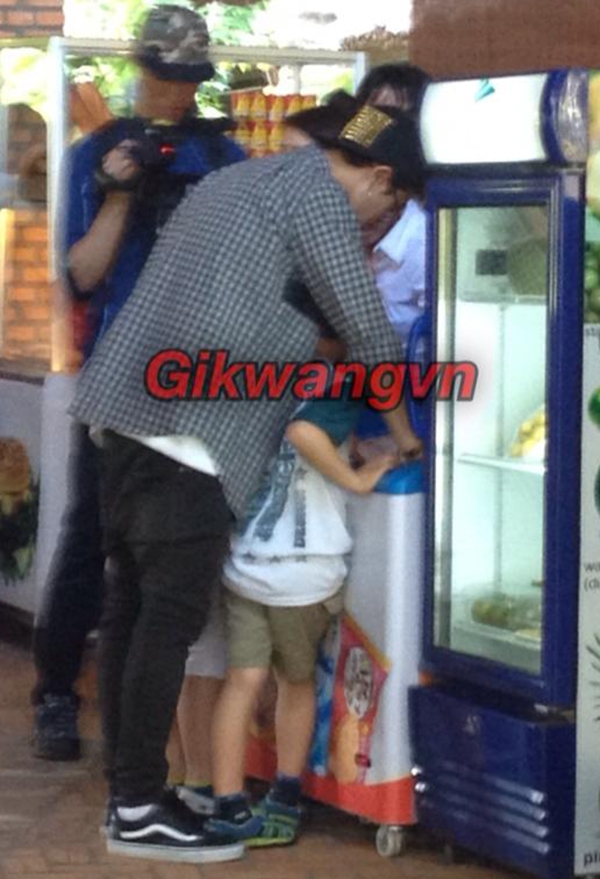 Ki Kwang (BEAST) giản dị mua kem ở Vũng Tàu 11