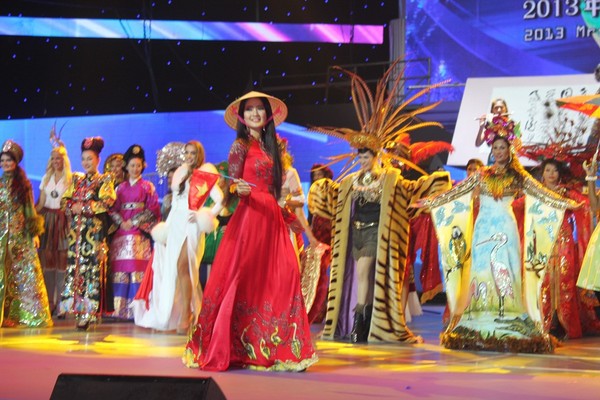 Mrs World 2013: Mỹ đăng quang, Việt Nam vào Top 6 18