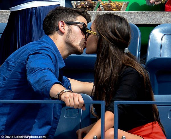 Rộ nghi án Hoa hậu Hoàn Vũ 2012 mang thai 6 tuần với Nick Jonas 6