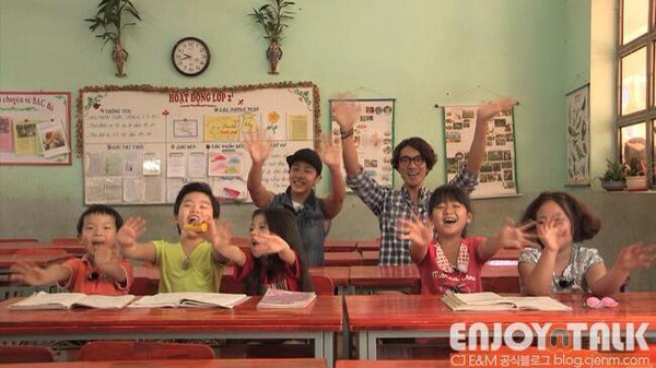 Clip: Ki Kwang (BEAST) vui đùa cùng trẻ nhỏ ở Việt Nam 16
