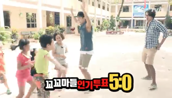 Clip: Ki Kwang (BEAST) vui đùa cùng trẻ nhỏ ở Việt Nam 3