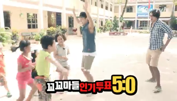 Clip: Ki Kwang (BEAST) vui đ&ugrave;a c&ugrave;ng trẻ nhỏ ở Việt Nam 3