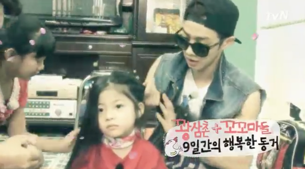 Clip: Ki Kwang (BEAST) vui đ&ugrave;a c&ugrave;ng trẻ nhỏ ở Việt Nam 6