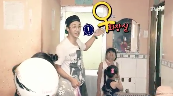 Clip: Ki Kwang (BEAST) vui đ&ugrave;a c&ugrave;ng trẻ nhỏ ở Việt Nam 9