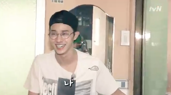 Clip: Ki Kwang (BEAST) vui đ&ugrave;a c&ugrave;ng trẻ nhỏ ở Việt Nam 10