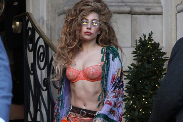 Lady Gaga hóa cây thông sặc sỡ dự sự kiện 6