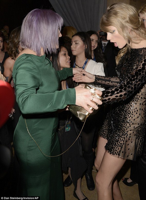 Taylor Swift diện váy ngắn nhảy múa nhiệt tình trong đêm tiệc 6