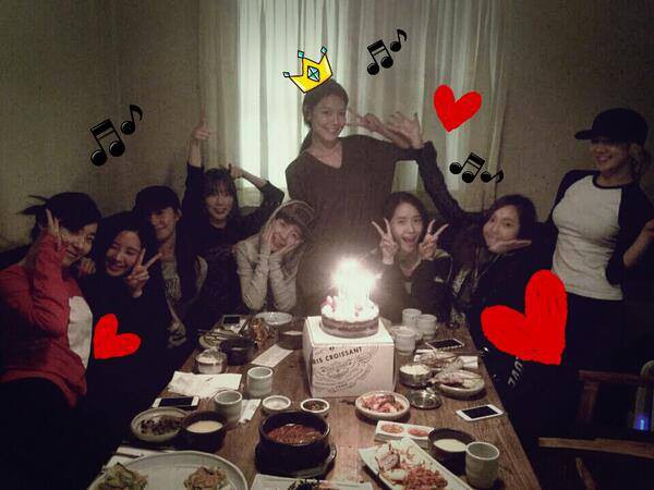 Các thành viên của SNSD quây quần mừng sinh nhật Sooyoung 2