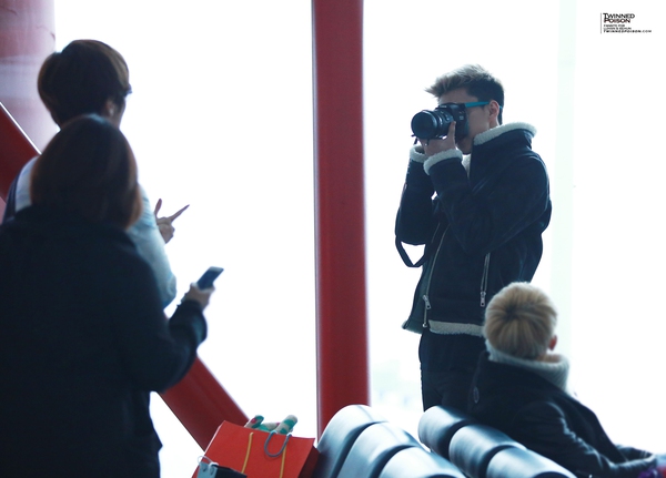 Ngất ngây loạt ảnh đẹp lung linh của 12 thành viên EXO tại sân bay 9